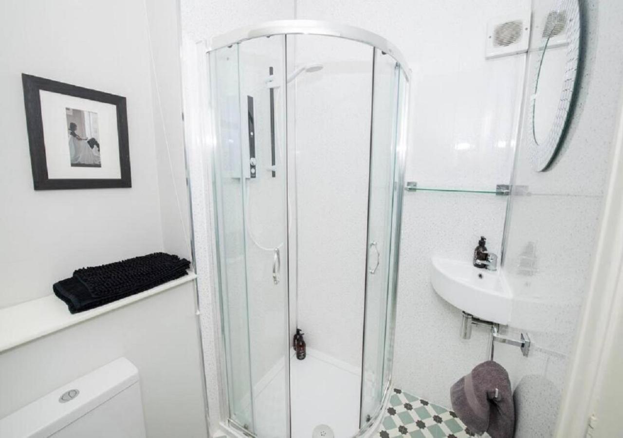 Sandmartin - Top Floor 3-Bed Apartment Sea Views & Parking Скарбъро Екстериор снимка