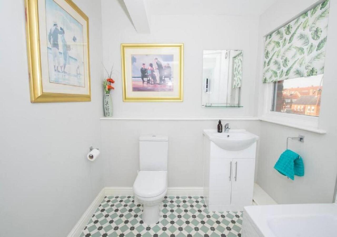Sandmartin - Top Floor 3-Bed Apartment Sea Views & Parking Скарбъро Екстериор снимка